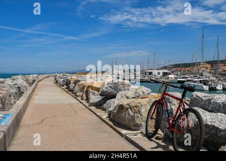 Vista panoramica dal lungomare del villaggio di pescatori sulla costa toscana in estate, San Vincenzo, Livorno, Toscana, Italia Foto Stock