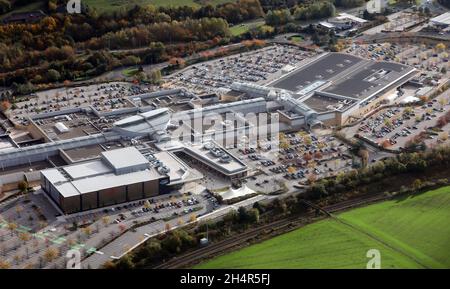 Vista aerea dall'ovest del White Rose Shopping Centre, a sud di Leeds, West Yorkshire Foto Stock
