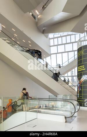 GRONINGEN, PAESI BASSI - 09 ottobre 2021: Interno del moderno edificio Forum Groningen di nuova costruzione con facchinetti di scale che risalgono al periodo precedente Foto Stock