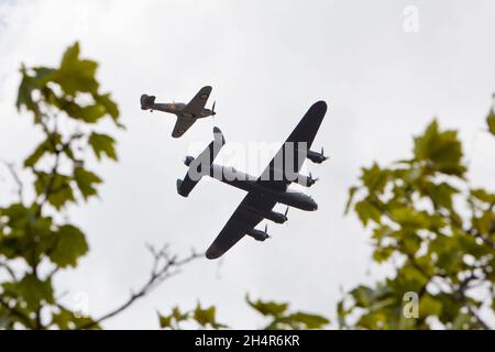 Battle of Britain Memorial Flight sopra Great Yarmouth durante il primo spettacolo aereo di due giorni del resort nel giugno 2018. Foto Stock