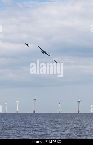 Battle of Britain Memorial Flight sopra Great Yarmouth durante il primo spettacolo aereo di due giorni del resort nel giugno 2018. Foto Stock