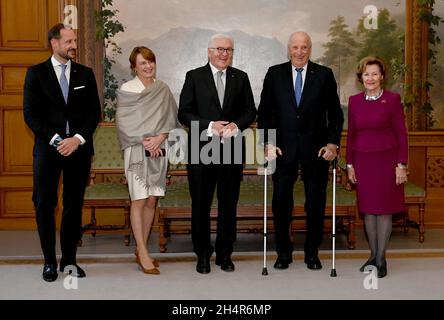 Oslo, Norvegia. 4 novembre 2021. Il presidente federale Frank-Walter Steinmeier (al centro) e sua moglie Elke Büdenbender (2° da sinistra) sono ricevuti dal re Harald V di Norvegia (2° da destra), dalla regina Sonja di Norvegia e dal principe ereditario Haakon per pranzo e colloqui. Steinmeier sarà in Norvegia per due giorni. Credit: Brittta Pedersen/dpa-Zentralbild/dpa/Alamy Live News Foto Stock