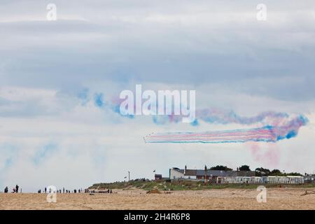 Le frecce rosse del RAF appaiono a Great Yarmouth nel 2018, viste da Caister Beach, il primo Airshow del resort. Foto Stock