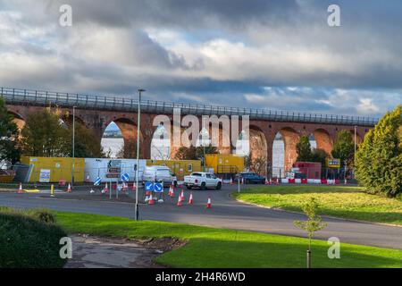 Montrose, Angus, Scozia, UK 3 novembre 2021: Lavoro in quota, squadre di accesso a fune che portano una riparazione di manutenzione al Network Rail Rossie Viaduct. Riferimento ponte: 090/275. La società AMCO-Giffen sta lavorando in collaborazione con la rete per realizzare questo progetto, che durerà per alcuni mesi. Credit: Barry Nixon/Alamy Live News/Alamy Live News Foto Stock