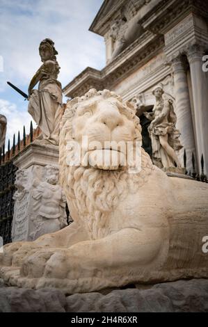 Leone di pietra di fronte all'Arsenale di Venezia in una giornata di sole in autunno Foto Stock