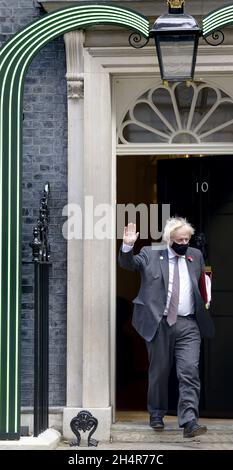 Il primo ministro britannico Boris Johnson lascia 10 Downing Street per le domande del primo ministro, il 2 novembre 2021. Luci verdi intorno alla porta per Foto Stock