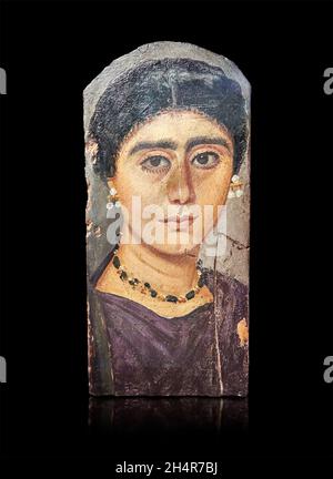 Ritratto di mamma romana egiziana Fayum, 138-161 d.C., Antinoöpolis. Museo del Louvre E12569. La donna è adornata con pendenti auricolari in oro montati con t Foto Stock