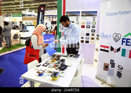 (211104) -- CAIRO, 4 novembre 2021 (Xinhua) -- una donna visita uno switch e uno stand di spina ad una fiera dell'industria energetica al Cairo, Egitto, 3 novembre 2021. La trentesima edizione della più grande fiera dell'industria energetica egiziana si è conclusa a fine mercoledì nella capitale del Cairo. Soprannominato "Egypt Energy", la mostra di tre giorni, organizzata dal Ministero dell'energia elettrica e delle energie rinnovabili dell'Egitto, ha ospitato 60 aziende nazionali e globali nel settore energetico. (Xinhua/Ahmed Gomaa) Foto Stock