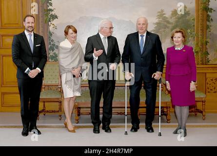 Oslo, Norvegia. 4 novembre 2021. Il presidente federale Frank-Walter Steinmeier (al centro) e sua moglie Elke Büdenbender (2° da sinistra) sono ricevuti dal re Harald V di Norvegia (2° da destra), dalla regina Sonja di Norvegia e dal principe ereditario Haakon per pranzo e colloqui. Steinmeier sarà in Norvegia per due giorni. Credit: Brittta Pedersen/dpa-Zentralbild/dpa/Alamy Live News Foto Stock