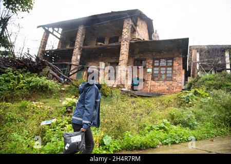 (211104) -- LEIYANG, 4 novembre 2021 (Xinhua) -- Hu Xia è sulla sua strada per consegnare i pacchetti nel villaggio di Jinping della città di Huangshi a Leiyang, provincia centrale della Cina Hunan, 3 novembre 2021. HU Xia è una deliverywoman post-90 che fornisce il servizio di consegna per quattro villaggi nella città di Huangshi. Negli ultimi sette anni, il numero di ordini di consegna nelle aree rurali locali è aumentato da meno di 10 al giorno a più di 200. Oltre a consegnare i pacchetti, Hu aiuta anche gli abitanti del villaggio a vendere germogli di bambù, uova e altre specialità agricole attraverso il negozio online. La sua stazione di consegna è diventata una delle più importanti Foto Stock