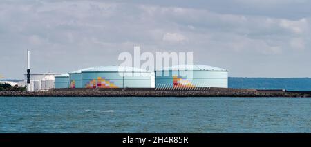 Le Havre, Francia - 8 agosto 2021: Serbatoi e serbatoi per lo stoccaggio di carburante e liquidi nel porto 2000 di le Havre in Normandia Foto Stock