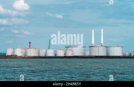 Le Havre, Francia - 8 agosto 2021: Serbatoi e serbatoi per lo stoccaggio di carburante e liquidi nel porto 2000 di le Havre in Normandia Foto Stock