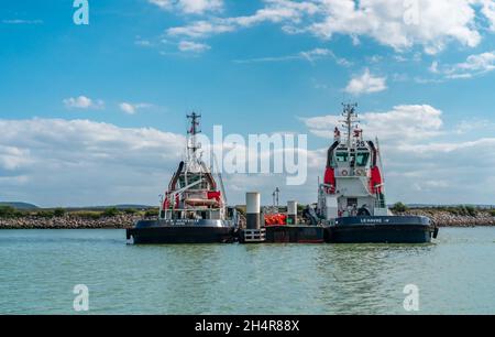 Le Havre, Francia - 29 luglio 2021: Barche di controllo e manutenzione nel porto di le Havre, Normandia Foto Stock