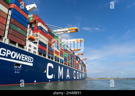 Le Havre, Francia - 29 luglio 2021: Montmartre lingpowered ultra grande e moderno containerership del principale CMA CGM marittimo francese nel porto di L. Foto Stock