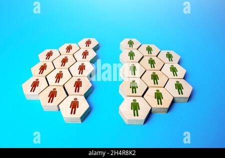 Il gruppo di persone è diviso in parti uguali sulla questione. Due campi di pensiero. Violazione dell'integrità. Differenze di opinione. Unione in un'organizzazione. Asso Foto Stock