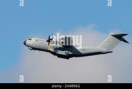 RAF A400M Atlas ZM418, pratica gli approcci mancati all'aeroporto di Welshpool Foto Stock