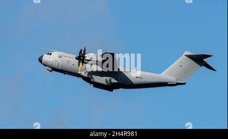 RAF A400M Atlas ZM418, pratica gli approcci mancati all'aeroporto di Welshpool Foto Stock