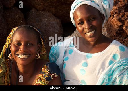 Bellezze senegalesi, sulla spiaggia, Saly-Portudal, Petite Côte del Senegal, Senegal Foto Stock