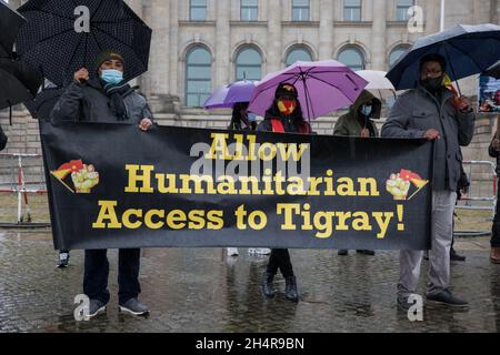 Berlino, Germania. 4 novembre 2021. Consentire l'accesso umanitario alla bandiera Tigray a Berlino, in Germania, il 04 novembre 2021. (Foto di Michael Kuenne/PRESSCOV/Sipa USA) Credit: Sipa USA/Alamy Live News Foto Stock