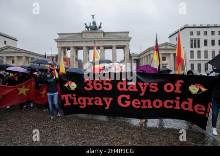 Berlino, Germania. 4 novembre 2021. La manifestazione è iniziata alla porta di Brandeburgo a Berlino, in Germania, il 04 novembre 2021. (Foto di Michael Kuenne/PRESSCOV/Sipa USA) Credit: Sipa USA/Alamy Live News Foto Stock