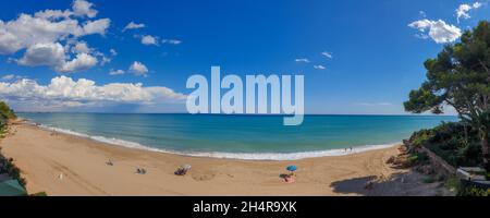 Soleggiata costa dorada panorama. Bellissima baia di mare sotto il cielo blu chiaro. Linea costiera spagnola. Foto Stock