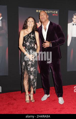 Lauren Hashian, Dwayne Johnson 11/03/2021 la prima mondiale della "Red Notice" tenutasi al L.A. Xbox Plaza Live a Los Angeles, California. Foto di I. Hasegawa / HNW / PictureLux Foto Stock