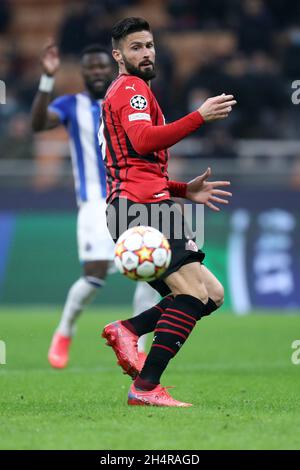 Olivier Giroud Dell AC Milan Controlla La Palla Durante La Serie A 