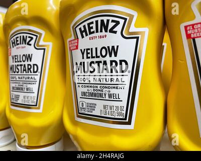 Augusta, GA USA - 17 01 21: File di senape gialla Heinz in un negozio di alimentari