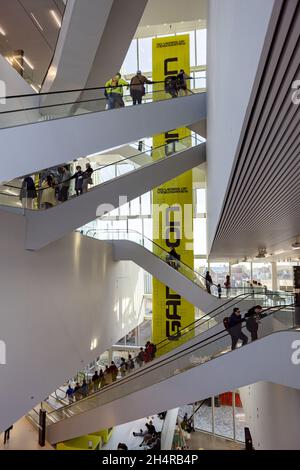 GRONINGEN, PAESI BASSI - 09 ottobre 2021: Interno del moderno edificio Forum Groningen di nuova costruzione con facchinetti di scale che risalgono al periodo precedente Foto Stock