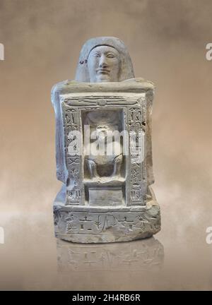 Statua egiziana scultura dello scriba Kha, 1279-1213, 19th Dynasty, calcare. Museo del Louvre inv A110 . Nel capel, davanti alla statua, si trova un Foto Stock