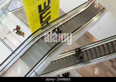 GRONINGEN, PAESI BASSI - 09 ottobre 2021: Interno del moderno edificio Forum Groningen di nuova costruzione con facchinetti di scale che risalgono al periodo precedente Foto Stock