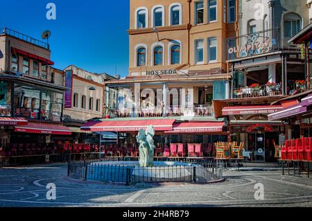 ISTANBUL, TURCHIA. SETTEMBRE 26, 2021. Piccola piazza vuota, statua con pesci di mattina presto Foto Stock