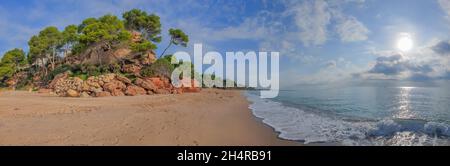 Soleggiata costa dorada panorama. Bellissima baia di mare sotto il cielo blu chiaro. Linea costiera spagnola. Foto Stock