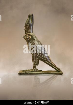 Antica statuetta in bronzo egiziano di Horus come falcone, 664-332 a.C., inlonata d'oro. Museo del Louvre. Horus o lei, Heru, Hor, Har in antico Egypti Foto Stock