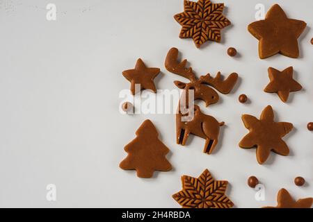 Modello di biscotti di pan di zenzero di Natale sotto forma di animali, alberi, fiocchi di neve Foto Stock