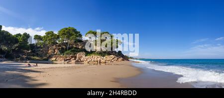 MIAMI PLATJA, SPAGNA - SETTEMBRE 15.2021: Soleggiata costa dorada panorama. Bellissima baia di mare sotto il cielo blu chiaro. Linea costiera spagnola. Foto Stock