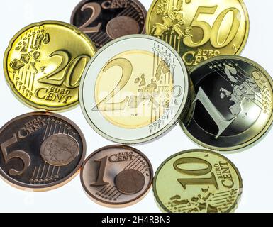 Monete in euro con monete da 2 euro in primo piano.