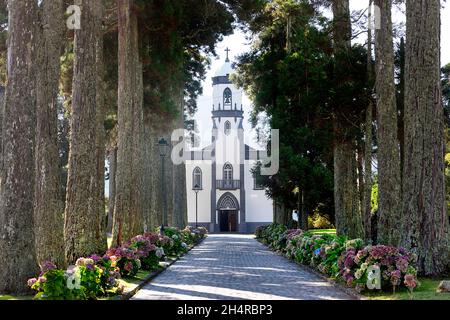 Bella chiesa Igreja de São Nicolau a Sete Cidades sull'isola di Sao Miguel, Azzorre, Portogallo Foto Stock