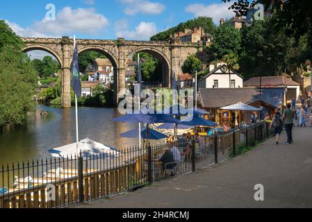 Waterside Knaresborough, vista in estate della pittoresca zona di Waterside Cafe di Knaresborough, North Yorkshire, Inghilterra, Regno Unito Foto Stock