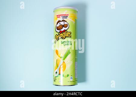 Tyumen, Russia-15 ottobre 2021: Pringles Chips cipolla primaverile. Di proprietà della Kellogg Company. Foto Stock