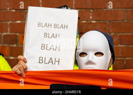 Glasgow, Scozia, Regno Unito. 4 novembre 2021. Il giorno 5 della Conferenza ONU sul cambiamento climatico a Glasgow ha visto la dimostrazione del gruppo di protesta della ribellione di estinzione fuori dal cantiere BAE Systems a Govan. Hanno protestato contro il commercio di armi nel Regno Unito. Iain Masterton/Alamy Live News. Foto Stock