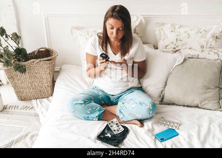 Measurnig livello di zucchero nel sangue Foto Stock