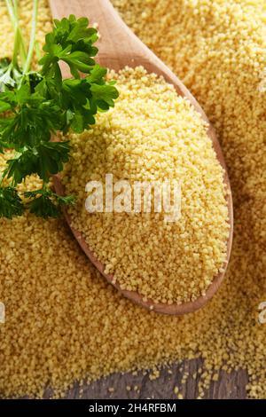 Composizione con couscous non cotti. Foto Stock