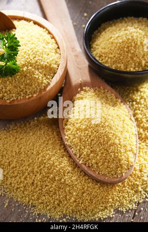 Composizione con couscous non cotti. Foto Stock