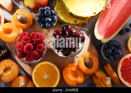 Composizione con una varietà di frutta culinaria fresca Foto Stock