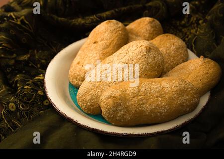 STILL LIFE Dark Food di un piatto con biscotti tipici della città delle Canarie di Los Realejos (Tenerife, Spagna) Foto Stock
