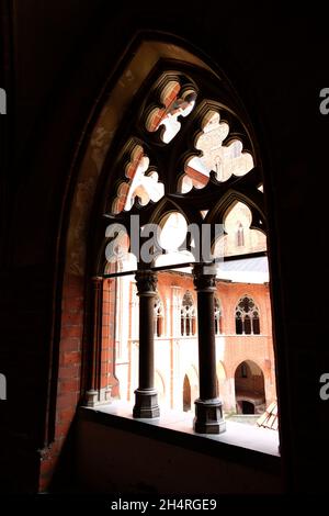 Cortile del più grande castello gotico d'Europa, patrimonio dell'umanità dell'UNESCO, costruito dai Cavalieri Teutonici Foto Stock