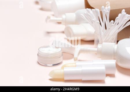 Prodotti cosmetici di bellezza e accessori con sacchetto di carta da imballaggio. Messa a fuoco selettiva, spazio di copia Foto Stock