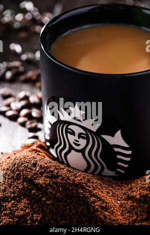 POZNAN, POL - 19 AGO 2021: Tazza di Starbucks, il nome della società di caffè e della catena di caffè, fondata a Seattle, Wa. USA, nel 1971; ora il più grande Foto Stock