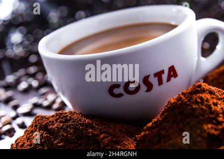 POZNAN, POL - 19 AGOSTO 2021: Cup of Costa Coffee, un marchio di società multinazionale britannica di coffee house con sede a Dunstable, Bedfordshire; secondo Foto Stock